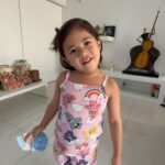 Isabel Oli Instagram – My instant stress reliever🥰

Thanks Momma @grandnanalily! I’m grateful you taught her this song🥲

@forestprats #PrattyKids Manila, Philippines