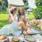 Isabella Tena Instagram - ✨Stay close to people who feel like sunlight✨💐💖🌳🌺☀️🌼 . . . 💕los amo con todo mi corazón. 💕 Picnic Vibes