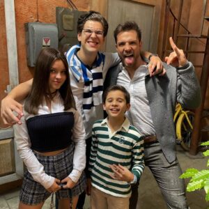 Isabella Tena Instagram - El tío Kenzo y sus sobrinos Gala, Bosco y Eder ❤️

#nicola #nicolaporcella #kenzo #elamornotienereceta #producciónosorio #televisa #televisaespectáculos #actor #instadaily