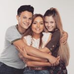 Isabella Tena Instagram - Descubre hoy @elamorinvencible No puedo explicarles la emoción que me da ver nuevas generaciones en camino, es bello ser generoso en el set con los compañeros y con ellos es inevitable ✨🤗😍 👩‍👧‍👦GRACIAS POR TODO DREAM TEAM @isabellatena & @yosoy_emi Lo mejor esta por venir ✨🍀❤️✨ #LosTiemposdeDiossonPerfectos @juanosorio.oficial GRACIAS JUAN🫶