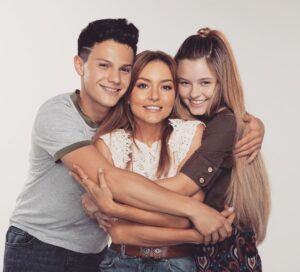Isabella Tena Instagram - Descubre hoy @elamorinvencible 
No puedo explicarles la emoción que me da ver nuevas generaciones en camino, es bello ser generoso en el set con los compañeros y con ellos es inevitable ✨🤗😍 👩‍👧‍👦GRACIAS POR TODO  DREAM TEAM @isabellatena & @yosoy_emi  Lo mejor esta por venir ✨🍀❤️✨ #LosTiemposdeDiossonPerfectos @juanosorio.oficial  GRACIAS JUAN🫶