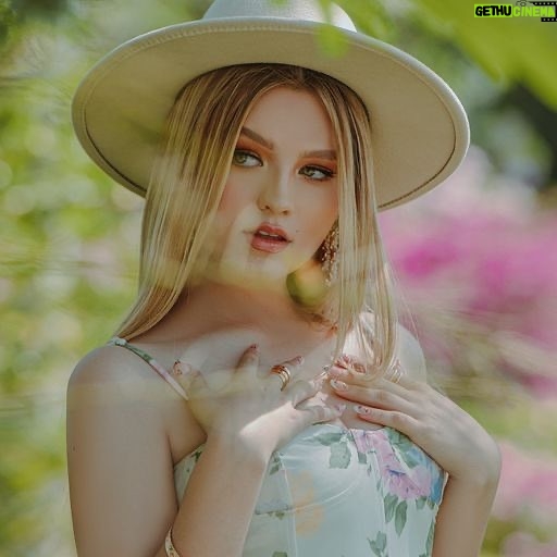 Isabella Tena Instagram - I love the drama of a hat… 📸: by @nyusage @italiapadilla_photography love u!! 🫶🏻🥰