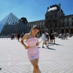 Isabella Tena Instagram - ¿What not to Louvre about Paris? Pyramide du Louvre