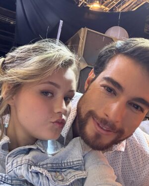 Isabella Tena Instagram - No tienen idea de lo que este proyecto significó para mí… Gracias Anaju! Gracias por permitirme conocer a estas personas que se volvieron mi familia por 6 meses las cuales se llevan un pedacito de mi corazón y yo le llevo mucho aprendizaje espero encontrarnos de nuevo en un futuro.

Gracias @juanosorio.oficial por confiar en mi y darme la oportunidad de regresar a la pantalla para hacer lo que más me gusta en un proyecto que se llevo en mi corazón.

Gracias a los directores que hicieron posible que esta historia tomara vida @ericmorales @bonniecartas gracias por ayudarme a crear Anaju por siempre estar atentos por enseñarme tanto sacarme de mi zona de confort y por confiar en mi.

Gracias a todo el equipo de @elamorinvencible por qué sin ustedes nada seria posible.

Gracias a los escritores @martha.jurado.545 @sanxpineda @pabloferrergt gracias por hacer esta historia tan mágica con tantas aventuras, llantos, risas, enojos, cachetadas, peleas y más.

Gracias a ustedes!! por apoyarme y apoyar este proyecto que seguiremos disfrutando en la tele.

Y GRACIAS Anaju 🥺 me duele mucho decirte adiós pero te aprendí mucho me quedo con todo lo que me enseñaste gracias por sacarme de mi zona de confort de hacer lo que yo crei imposible.