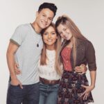 Isabella Tena Instagram - Descubre hoy @elamorinvencible No puedo explicarles la emoción que me da ver nuevas generaciones en camino, es bello ser generoso en el set con los compañeros y con ellos es inevitable ✨🤗😍 👩‍👧‍👦GRACIAS POR TODO DREAM TEAM @isabellatena & @yosoy_emi Lo mejor esta por venir ✨🍀❤️✨ #LosTiemposdeDiossonPerfectos @juanosorio.oficial GRACIAS JUAN🫶