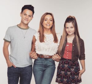 Isabella Tena Instagram - Descubre hoy @elamorinvencible 
No puedo explicarles la emoción que me da ver nuevas generaciones en camino, es bello ser generoso en el set con los compañeros y con ellos es inevitable ✨🤗😍 👩‍👧‍👦GRACIAS POR TODO  DREAM TEAM @isabellatena & @yosoy_emi  Lo mejor esta por venir ✨🍀❤️✨ #LosTiemposdeDiossonPerfectos @juanosorio.oficial  GRACIAS JUAN🫶