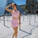 Isabella Tena Instagram - ¿What not to Louvre about Paris? Pyramide du Louvre
