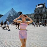 Isabella Tena Instagram - ¿What not to Louvre about Paris? Pyramide du Louvre