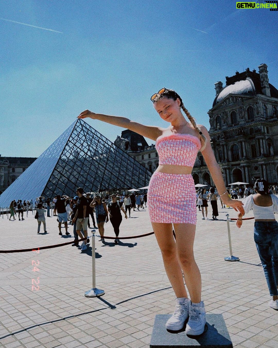 Isabella Tena Instagram - ¿What not to Louvre about Paris? Pyramide du Louvre