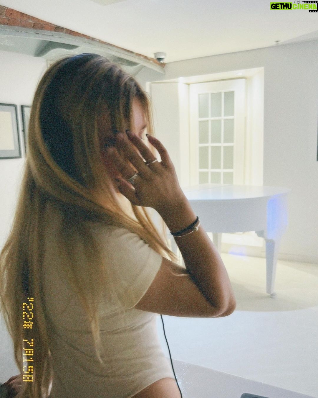 Isabella Tena Instagram - Peace of mind. 🤍🕊❔ Imagine