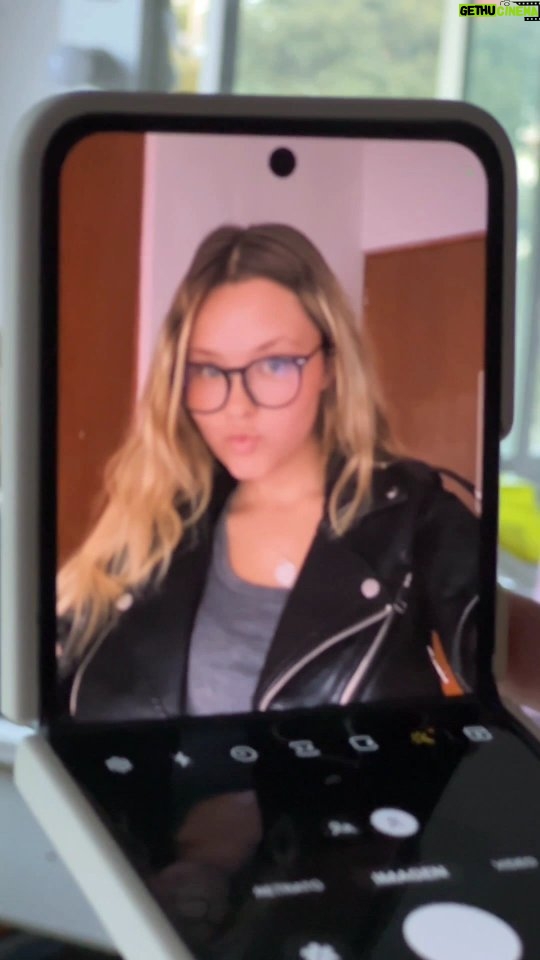 Isabella Tena Instagram - Un día conmigo <3 #TeamGalaxy #GalaxyZFlip5 #JoinTheFlipSide @samsungmexico. Cupón del 10% para Fold5, Flip5, Watch6 o Tab S9