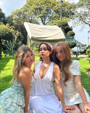 Isabella Tena Instagram - ✨Stay close to people who feel like sunlight✨💐💖🌳🌺☀️🌼
.
.
.
💕los amo con todo mi corazón. 💕