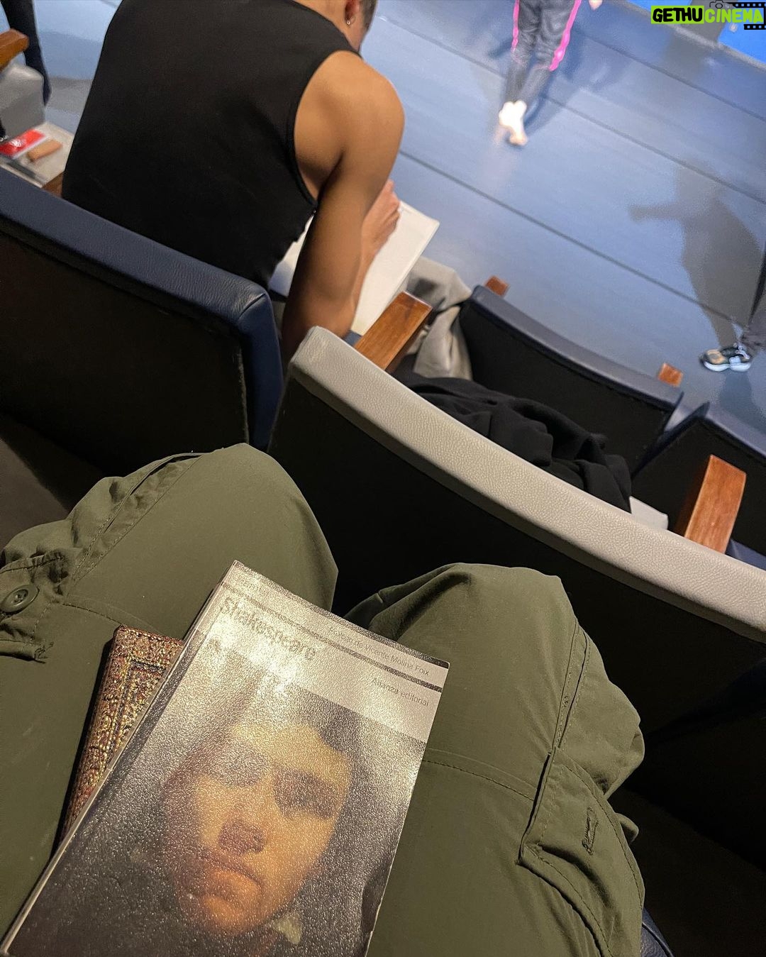 Isidora Vives Instagram - días bonitos✨🎭🎬🥰 -el after de los latin grammys @latingrammys -muchas clases en corazza con “imaginando hamlet”🎭 @estudiocorazza -foto con mi mami @caroconchamo -el cielo y la luna de Madrid -cantando con mis amigos @timo_musica @joaquina Estudio Corazza para la Actuación