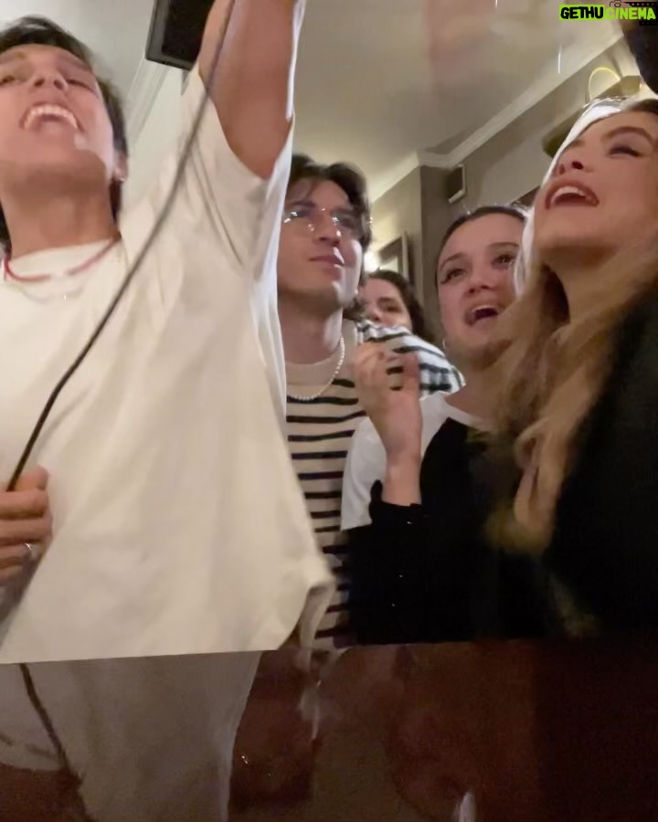 Isidora Vives Instagram - días bonitos✨🎭🎬🥰 -el after de los latin grammys @latingrammys -muchas clases en corazza con “imaginando hamlet”🎭 @estudiocorazza -foto con mi mami @caroconchamo -el cielo y la luna de Madrid -cantando con mis amigos @timo_musica @joaquina Estudio Corazza para la Actuación