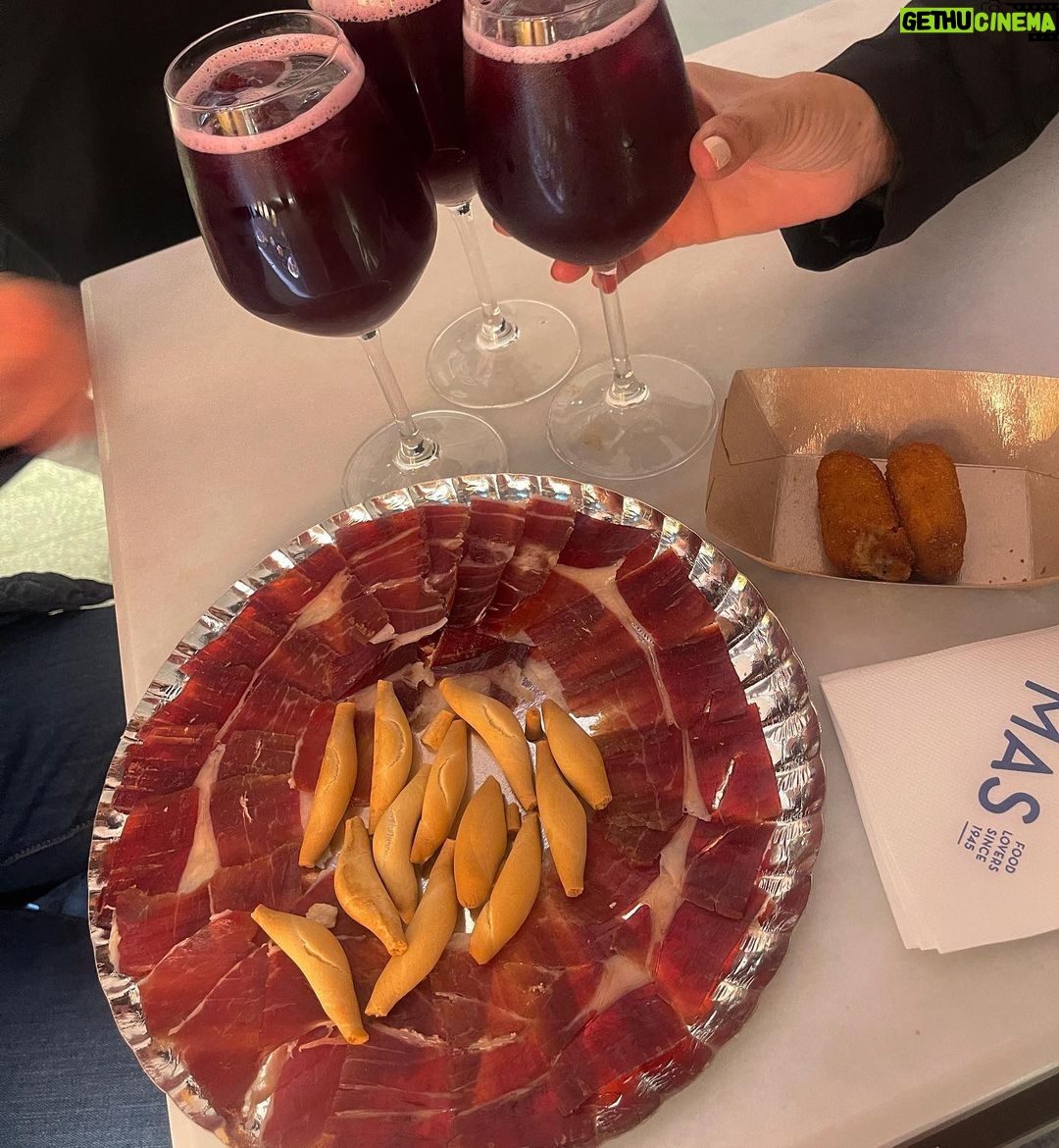 Isidora Vives Instagram - Madrid + grabar en Madrid= el mejor plan 😍 Madrid, España