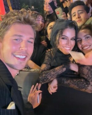 Isidora Vives Instagram - First premiere of DUNE in Mexico🖤 
Fui demasiado feliz #Duna2 #InvitadoWB

dress: @verodiazmx @steponfashion