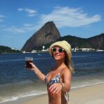 Júlia Gomes Instagram – Mate geladinho na praia 🩵 Rio de Janeiro, Rio de Janeiro