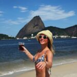 Júlia Gomes Instagram - Mate geladinho na praia 🩵 Rio de Janeiro, Rio de Janeiro
