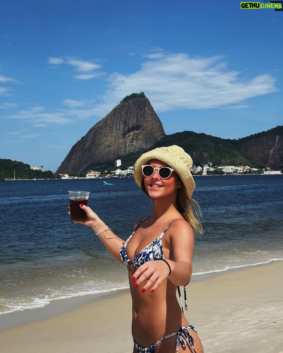 Júlia Gomes Instagram - Mate geladinho na praia 🩵 Rio de Janeiro, Rio de Janeiro