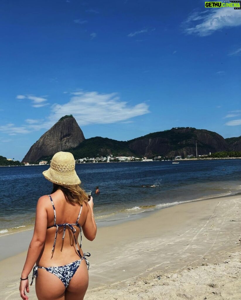 Júlia Gomes Instagram - Mate geladinho na praia 🩵 Rio de Janeiro, Rio de Janeiro
