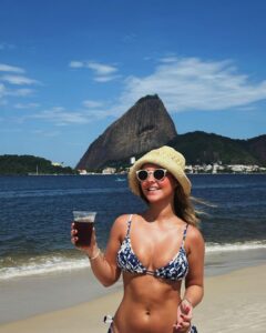 Júlia Gomes Instagram - Mate geladinho na praia 🩵 Rio de Janeiro, Rio de Janeiro