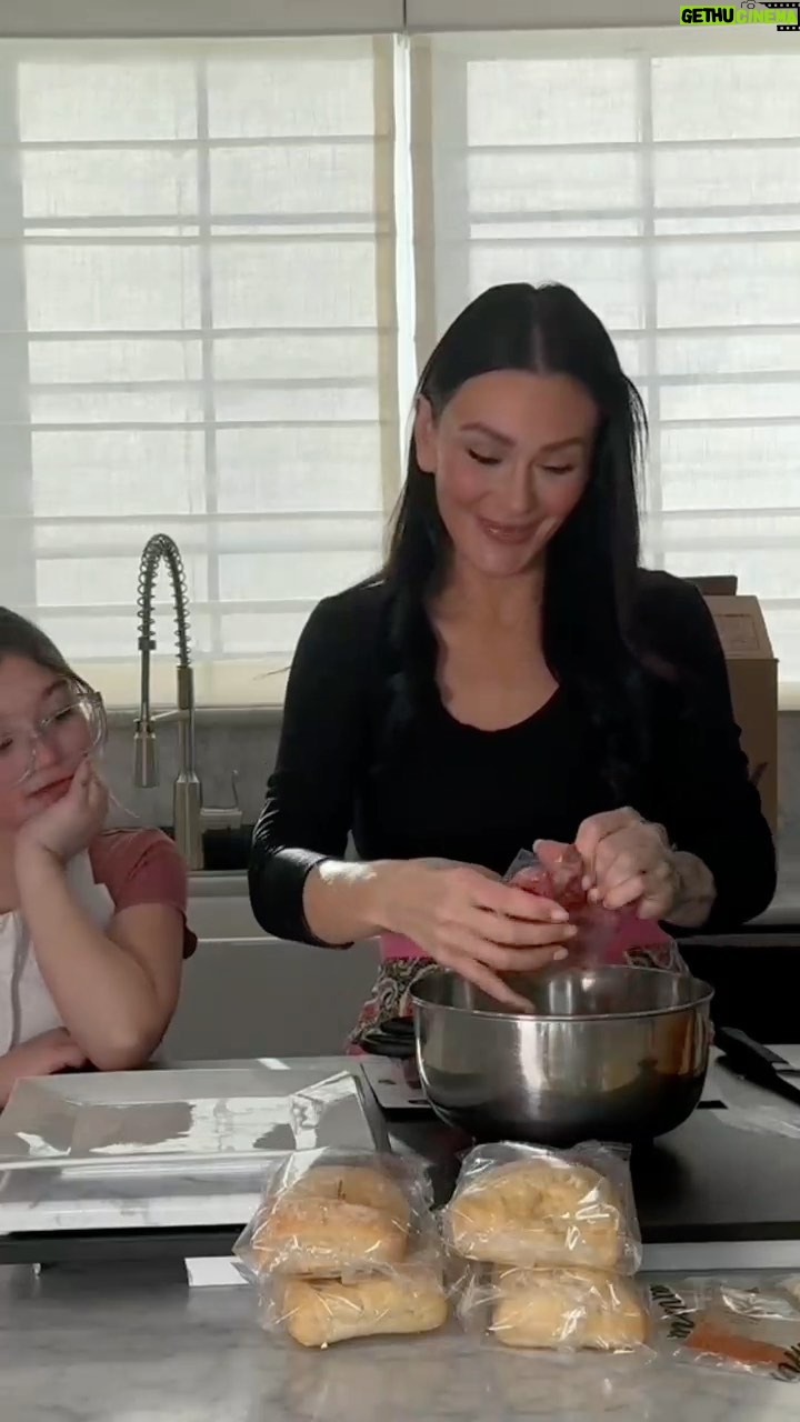 JWoww Instagram - Make dinner with me and Meilani 🍔 @dinnerly makes cooking so easy and super-fast, plus all the meals are fresh, healthy & taste so good! Use code JWOWW to save up to $150 with #Dinnerly