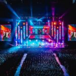 Jack Whitehall Instagram - First leg of the arena tour done. 👊 thanks to everyone who has come along thus far. Honestly some of the best crowds I’ve ever played to. 🙏 Also looking through @andrew_takes_photos_ photos and I have to say a big shout out to the team who designed it for me. It looks epic! I said I wanted it to have some visual impact and they have done me proud. Kudos to @mostlytom @vinchenzospoonjanja @johndodkin @_lukeavery Off to US for a week then back for some fun at @utilitaarenabirmingham @cardiffinternationalarena @nottinghamarena and then the big finale at @theo2london 😎🙌