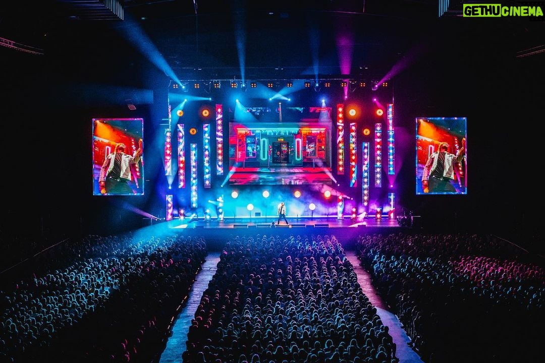 Jack Whitehall Instagram - First leg of the arena tour done. 👊 thanks to everyone who has come along thus far. Honestly some of the best crowds I’ve ever played to. 🙏 Also looking through @andrew_takes_photos_ photos and I have to say a big shout out to the team who designed it for me. It looks epic! I said I wanted it to have some visual impact and they have done me proud. Kudos to @mostlytom @vinchenzospoonjanja @johndodkin @_lukeavery Off to US for a week then back for some fun at @utilitaarenabirmingham @cardiffinternationalarena @nottinghamarena and then the big finale at @theo2london 😎🙌