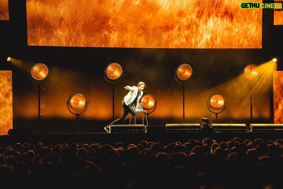 Jack Whitehall Instagram - First leg of the arena tour done. 👊 thanks to everyone who has come along thus far. Honestly some of the best crowds I’ve ever played to. 🙏 Also looking through @andrew_takes_photos_ photos and I have to say a big shout out to the team who designed it for me. It looks epic! I said I wanted it to have some visual impact and they have done me proud. Kudos to @mostlytom @vinchenzospoonjanja @johndodkin @_lukeavery Off to US for a week then back for some fun at @utilitaarenabirmingham @cardiffinternationalarena @nottinghamarena and then the big finale at @theo2london 😎🙌