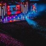 Jack Whitehall Instagram - First leg of the arena tour done. 👊 thanks to everyone who has come along thus far. Honestly some of the best crowds I’ve ever played to. 🙏 Also looking through @andrew_takes_photos_ photos and I have to say a big shout out to the team who designed it for me. It looks epic! I said I wanted it to have some visual impact and they have done me proud. Kudos to @mostlytom @vinchenzospoonjanja @johndodkin @_lukeavery Off to US for a week then back for some fun at @utilitaarenabirmingham @cardiffinternationalarena @nottinghamarena and then the big finale at @theo2london 😎🙌