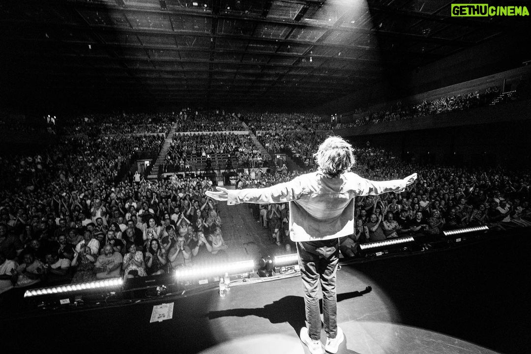 Jack Whitehall Instagram - Friday night in Bournemouth. Two great shows last night at the BIC arena. Very rowdy (especially early show that had a lot of day drinkers in😂) No rest. Next up we head north! Leeds, Glasgow, Sheffield next… time to clock up some miles 🚗 #settledowntour 📸 @andrew_takes_photos_