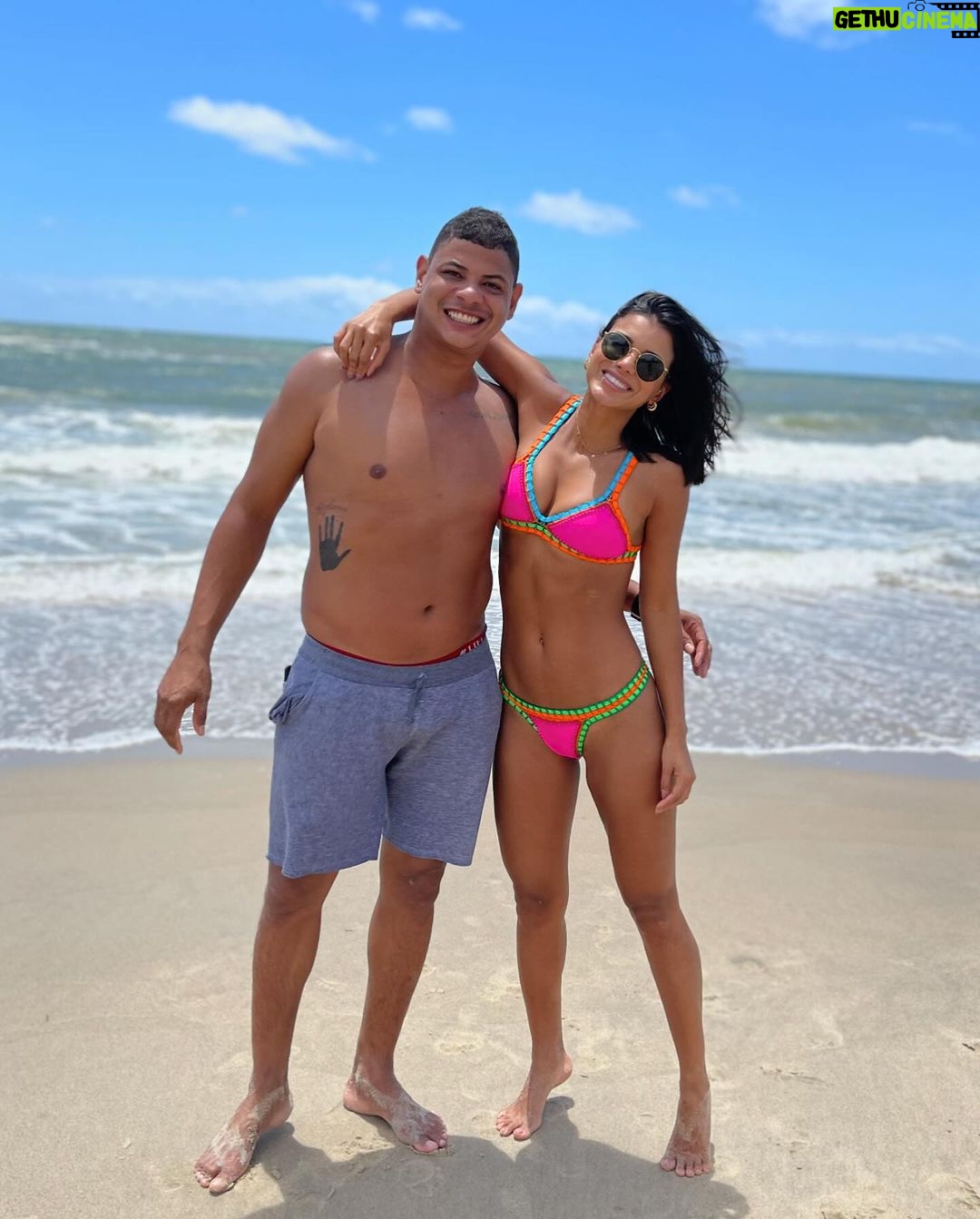 Jakelyne Oliveira Instagram - Aaaaah maninho, como eu te amo, hoje é seu aniverio e eu peço a Deus que siga te abençoando, te protegendo e te guiando. Eu tenho muito orgulho do homem que você é, orgulho do seu coração, da sua bondade e do seu amor. Você com seus quase 2metros de altura, transborda amor da cabeça aos pés, ahahah. Eu te amo muitooooooo, muito mesmo e desejo que esse ano novo seja O ANO da sua vida, de muitas conquistas, bençãos, VITÓRIAS, amor, saúde e paz. Feliz aniversário maninhooooo 🎂🥳♥️ @maxwellolivera