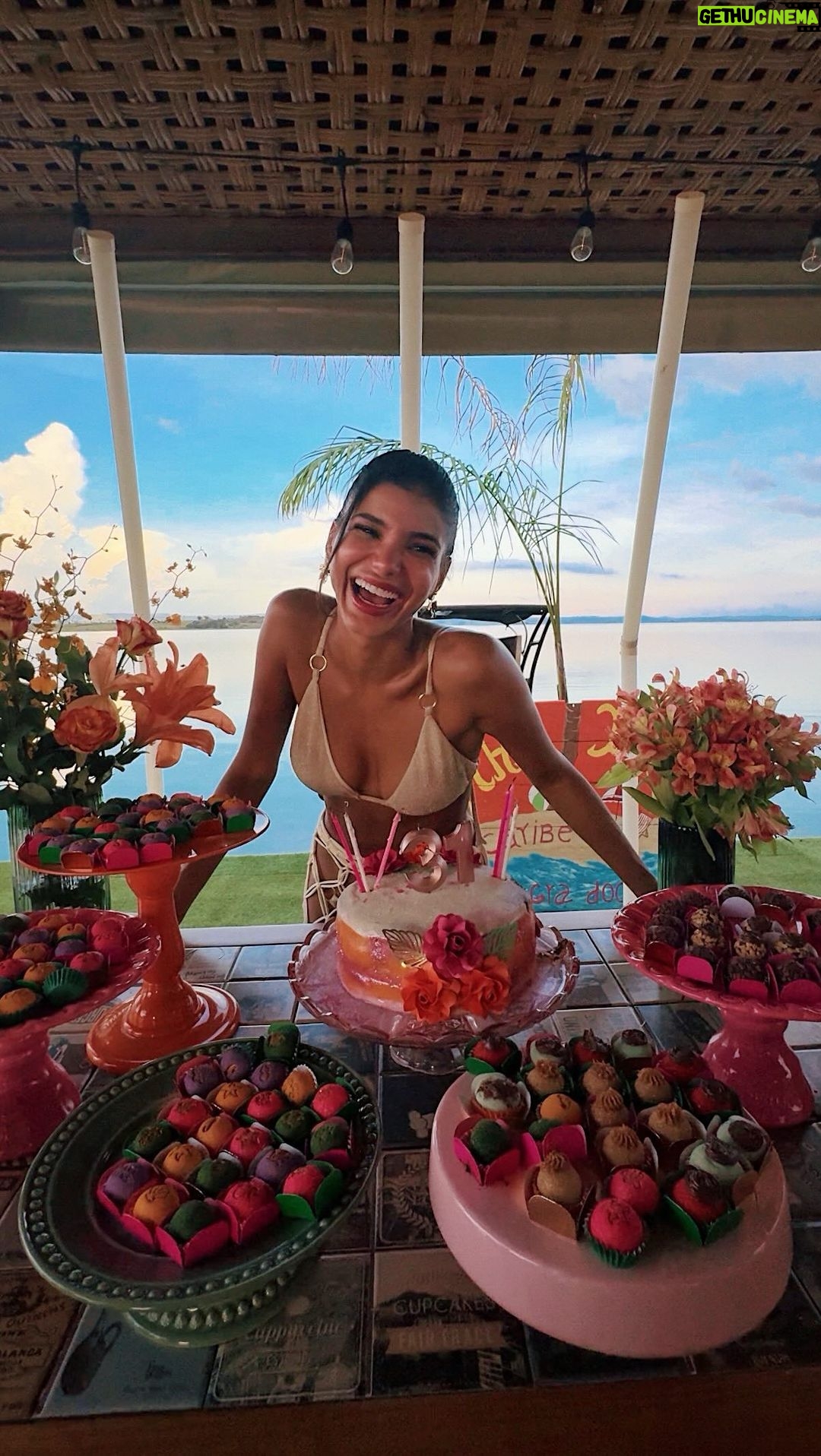 Jakelyne Oliveira Instagram - Aaaah como eu vivi e aproveitei meu aniversário, foi perfeito, ao lado de quem amo, sendo feliz e desfrutando da vida. Obrigada @ilhamalibu por tornar meu dia ainda mais especial, obrigada amigos e família que se deslocaram para comemorar ao meu lado, obrigada a todos que mesmo distante se fizeram presente com msg/ligações e textos. Obrigada meu Deus por me permitir viver intensamente, gratidão a tudo e todos. ✨🎂🙌🏽🌺 Decoração: @jeanizidoro1 Doces: @bemdocin_brigs Salgados: @paoquentejt Bolo: @doce_momento_carlopolis_pr Pizza: @bmarcominichef DJ: @oficialdjmarcos Vídeo: @beamotta Ilha Malibu