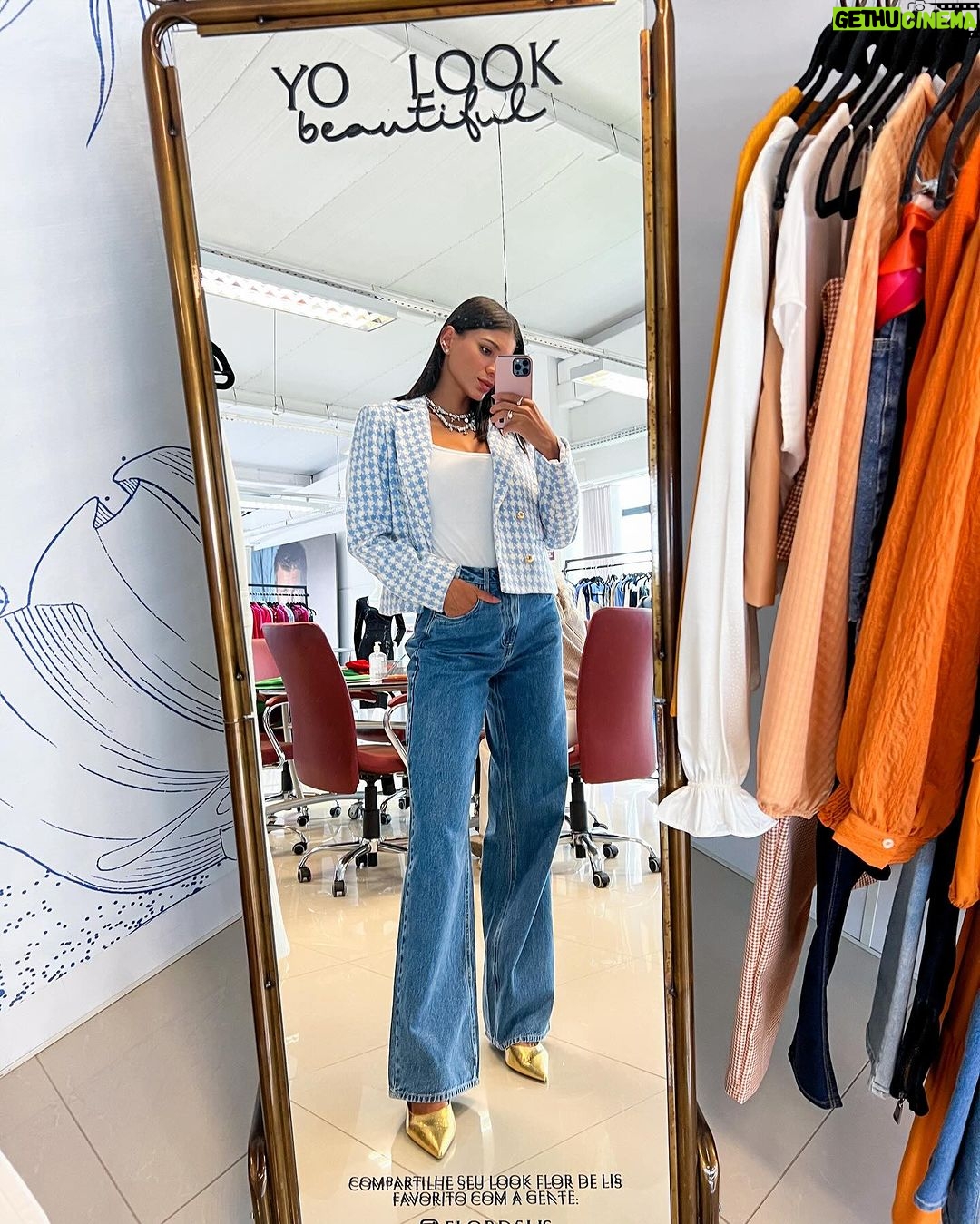 Jakelyne Oliveira Instagram - Encerrando esse projeto lindo que fizemos com o grupo Deliz, muito obrigada @flordelis & @dlzoficial, conhecer a fundo todo o processo de criação das peças foi uma experiência e tanto, amamos!! E vocês, gostaram de acompanhar esses dias? ⚜️💙 Balneário Camboriú