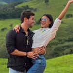 Jakelyne Oliveira Instagram - Nosso sonho sempre foi ter um lugar em meio a natureza próximo a SP para chamar de nosso e há exato um ano estávamos nesse terreno admirando a vista e falando da paz que ele nos transmitia, hoje, um ano depois, estamos aqui novamente mas desta vez, como proprietáriooooos, sim é realidade, Deus em sua infinita bondade nos abençoou e juntos construiremos a nossa casa de veraneio em um lugar que superou os nossos sonhos. Obrigada papai do céu, por nos conceder essa benção e obrigada nosso oficialmente padrinho @jeanalvess por nos apresentar o pedaço do paraíso e aceitar a nossa proposta. E obrigada vocês, nossos fãs, que estão sempre com a gente, apoiando, incentivando e vibrando, essa conquista é NOSSAAAAA. Agora mãos à obraaaaa! 🚧🏠🌳⛰️🙌🏽 Socorro, São Paulo