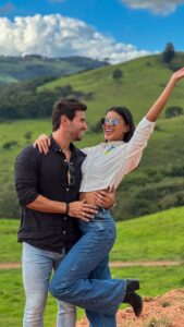 Jakelyne Oliveira Instagram - Nosso sonho sempre foi ter um lugar em meio a natureza próximo a SP para chamar de nosso e há exato um ano estávamos nesse terreno admirando a vista e falando da paz que ele nos transmitia, hoje, um ano depois, estamos aqui novamente mas desta vez, como proprietáriooooos, sim é realidade, Deus em sua infinita bondade nos abençoou e juntos construiremos a nossa casa de veraneio em um lugar que superou os nossos sonhos. Obrigada papai do céu, por nos conceder essa benção e obrigada nosso oficialmente padrinho @jeanalvess por nos apresentar o pedaço do paraíso e aceitar a nossa proposta. E obrigada vocês, nossos fãs, que estão sempre com a gente, apoiando, incentivando e vibrando, essa conquista é NOSSAAAAA. Agora mãos à obraaaaa! 🚧🏠🌳⛰️🙌🏽 Socorro, São Paulo