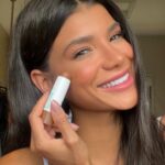 Jakelyne Oliveira Instagram - Experimentando o cream contour, lançamento da @vizzelaoficial, para testar a técnica de contorno da Hailey Bieber. Adoro como esses bastões são multifuncionais e fáceis de aplicar. O meu é na cor 03, mas a linha possui + 3 tons. Deixei o link com CUPOM de desconto nos meus stories. Depois me contem o que acharam 💕✨ #CreamContour #VizzelaOficial #publicidade