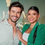 Jakelyne Oliveira Instagram - Para @jaakelyne e @mariano, ser um amor presente significa dedicar tempo, ouvir com empatia, compartilhar experiências e demonstrar cuidado constante💚 Agora me conta aqui nos comentários: o que é ser um amor presente pra você?👇 #SejaUmAmorPresente #OBoticário #PraTodosVerem: No vídeo, aparece uma mulher magra, de cabelos escuros e lisos, com um homem branco, magro, de barba, cabelos curtos e escuros. Eles começam o vídeo vestidos de branco e cantando, enquanto o homem toca um violão de madeira marrom. Depois, ela aparece em pé usando um roupão branco, segurando duas peças de roupa da cor verde, enquanto ele está sentado em um sofá branco. Ele aponta para o blazer verde e eles se beijam. Em seguida, eles surgem em um banheiro, de frente para o espelho. Ela veste um blazer verde, com blusa branca por baixo, e ele uma camisa branca. Ela coloca colares com a ajuda dele e passa o batom. Eles sorriem e se abraçam. O casal aparece caminhando de costas e depois sorrindo para fotos em várias poses diferentes. Em alguns momentos, temos no fundo um letreiro iluminado escrito “O Boticário”. No fim, os dois assistem um show de música, se abraçam, dançam e se beijam.