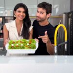 Jakelyne Oliveira Instagram - Vcs pedirammmmm e finalmente tá aí a receita da lasanha de alface 🥬!! Pra matar a saudade do Canal Malyne 😉! Receita top pro verão e pras festas de fim de ano! Façam em casa e digam oq acharam pra gente aqui nos comentários 😉! Ahhhh, e não esquece de curtir e compartilhar que nós mesmo que editamos e deu trabalho viu 😝❤️🙏🏼 Ingredientes da salada:🥗 - Alface 🥬 - Tomate 🍅 - Cebola 🧅 - Mussarela -Peito de Peru ou presunto (ou outros) - Damasco Ingredientes do Molho: - 2 ovos 🥚 - sumo de 1 limão e 1/2 🍋 - 2 dentes de alho 🧄 - creme de cebola 🧅 - sal a gosto - óleo até dar o ponto