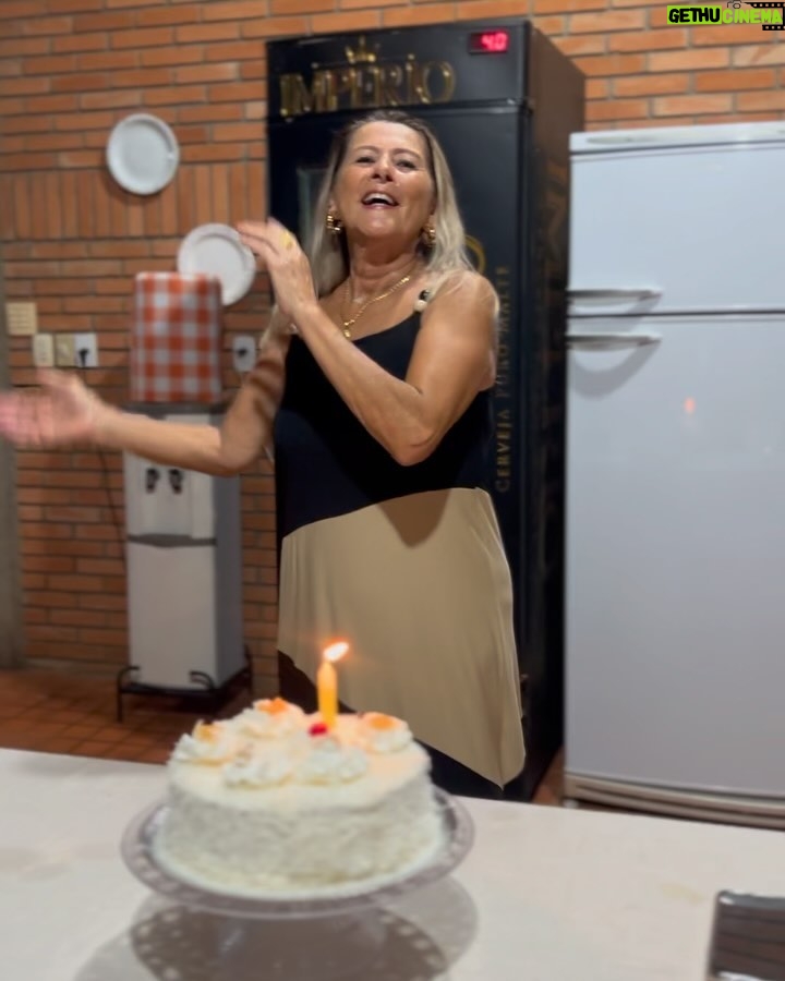 Jakelyne Oliveira Instagram - Hoje o dia foi celebrando a vida da Valentina 🎈 A mais animada, carismática e batedora de perna que conhecemos kkkk. Que Deus abençoe grandemente sua vida. Que este novo ano lhe traga ainda mais alegrias, realizações e momentos inesquecíveis. Sou muito grata por ser acolhida e por fazer parte desta família que amo tanto. Feliz aniversário mô beeeem, te amooo @tinabijos 🎉🥳♥️ Campo Grande, Brazil
