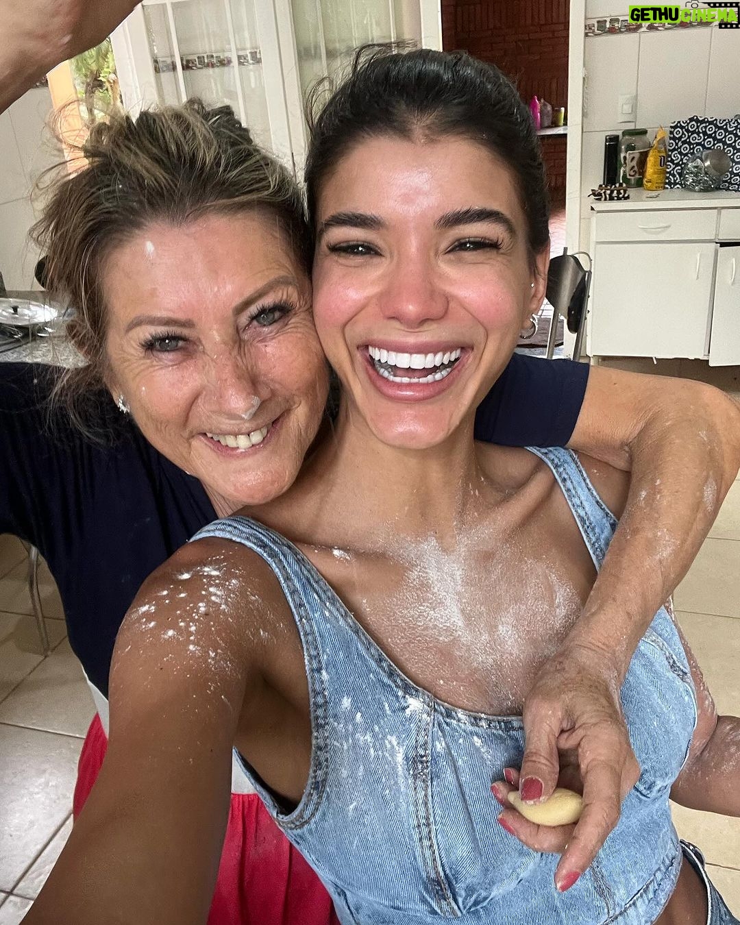 Jakelyne Oliveira Instagram - Hoje o dia foi celebrando a vida da Valentina 🎈 A mais animada, carismática e batedora de perna que conhecemos kkkk. Que Deus abençoe grandemente sua vida. Que este novo ano lhe traga ainda mais alegrias, realizações e momentos inesquecíveis. Sou muito grata por ser acolhida e por fazer parte desta família que amo tanto. Feliz aniversário mô beeeem, te amooo @tinabijos 🎉🥳♥️ Campo Grande, Brazil