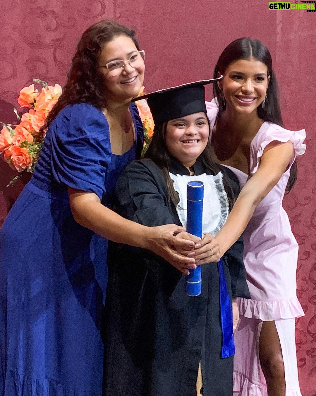 Jakelyne Oliveira Instagram - O amor da minha vida se formou no ensino fundamental 🥹. Obrigada meu Deus por me permitir estar presente em um momento tão único e especial na vida da minha irmã. @geovanna.nana Maninha te ama e está explodindo de tanto orgulho e felicidade. Parabéeeeeens!!! 👩🏻🎓🎓 #Formatura #EnsinoFundamental #CromossomodoAmor Rondonópolis, Brazil