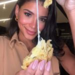Jakelyne Oliveira Instagram - Bolinho de frango 🍗 Ingredientes: - 200g de batata inglesa amassada - 100g de frango desfiado - 20g de farelo de aveia - 20g de queijo mussarela Airfyer pré-aquecida por 15 minutos a 200 graus e tá pronto! Me conta aqui, estão gostando das receitas? São Paulo, Brazil