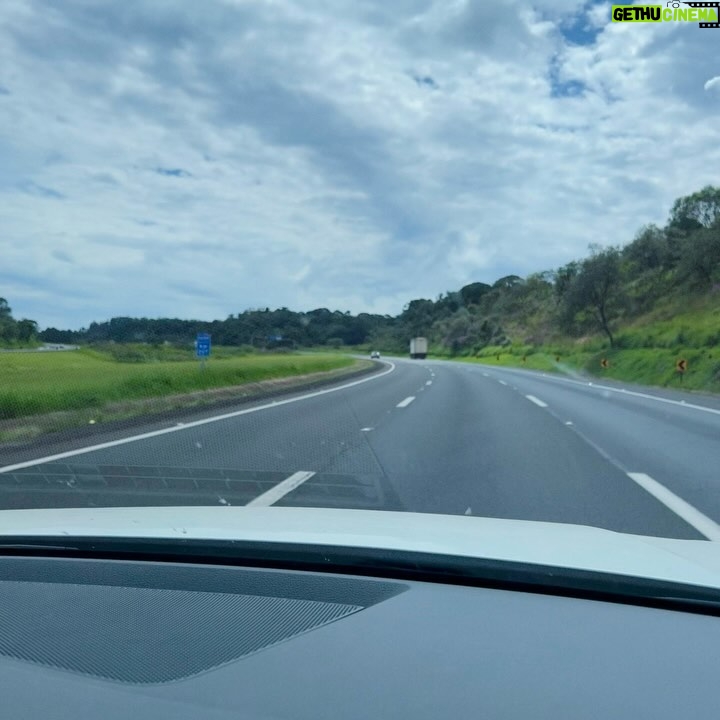 Jakelyne Oliveira Instagram - Eu amo pegar estrada com meu @unidasseminovos , curtindo um dia lindo e uma playlist maravilhosa. Inclusive, oq costumam ouvir quando estão dirigindo? 🚗♥️