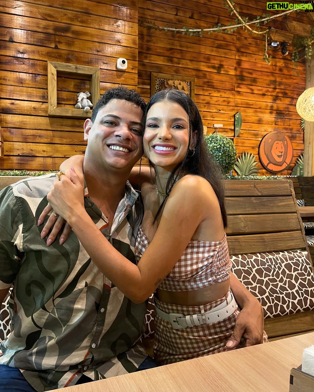 Jakelyne Oliveira Instagram - Aaaaah maninho, como eu te amo, hoje é seu aniverio e eu peço a Deus que siga te abençoando, te protegendo e te guiando. Eu tenho muito orgulho do homem que você é, orgulho do seu coração, da sua bondade e do seu amor. Você com seus quase 2metros de altura, transborda amor da cabeça aos pés, ahahah. Eu te amo muitooooooo, muito mesmo e desejo que esse ano novo seja O ANO da sua vida, de muitas conquistas, bençãos, VITÓRIAS, amor, saúde e paz. Feliz aniversário maninhooooo 🎂🥳♥️ @maxwellolivera