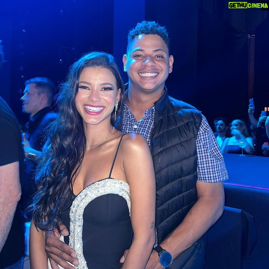 Jakelyne Oliveira Instagram - Aaaaah maninho, como eu te amo, hoje é seu aniverio e eu peço a Deus que siga te abençoando, te protegendo e te guiando. Eu tenho muito orgulho do homem que você é, orgulho do seu coração, da sua bondade e do seu amor. Você com seus quase 2metros de altura, transborda amor da cabeça aos pés, ahahah. Eu te amo muitooooooo, muito mesmo e desejo que esse ano novo seja O ANO da sua vida, de muitas conquistas, bençãos, VITÓRIAS, amor, saúde e paz. Feliz aniversário maninhooooo 🎂🥳♥️ @maxwellolivera