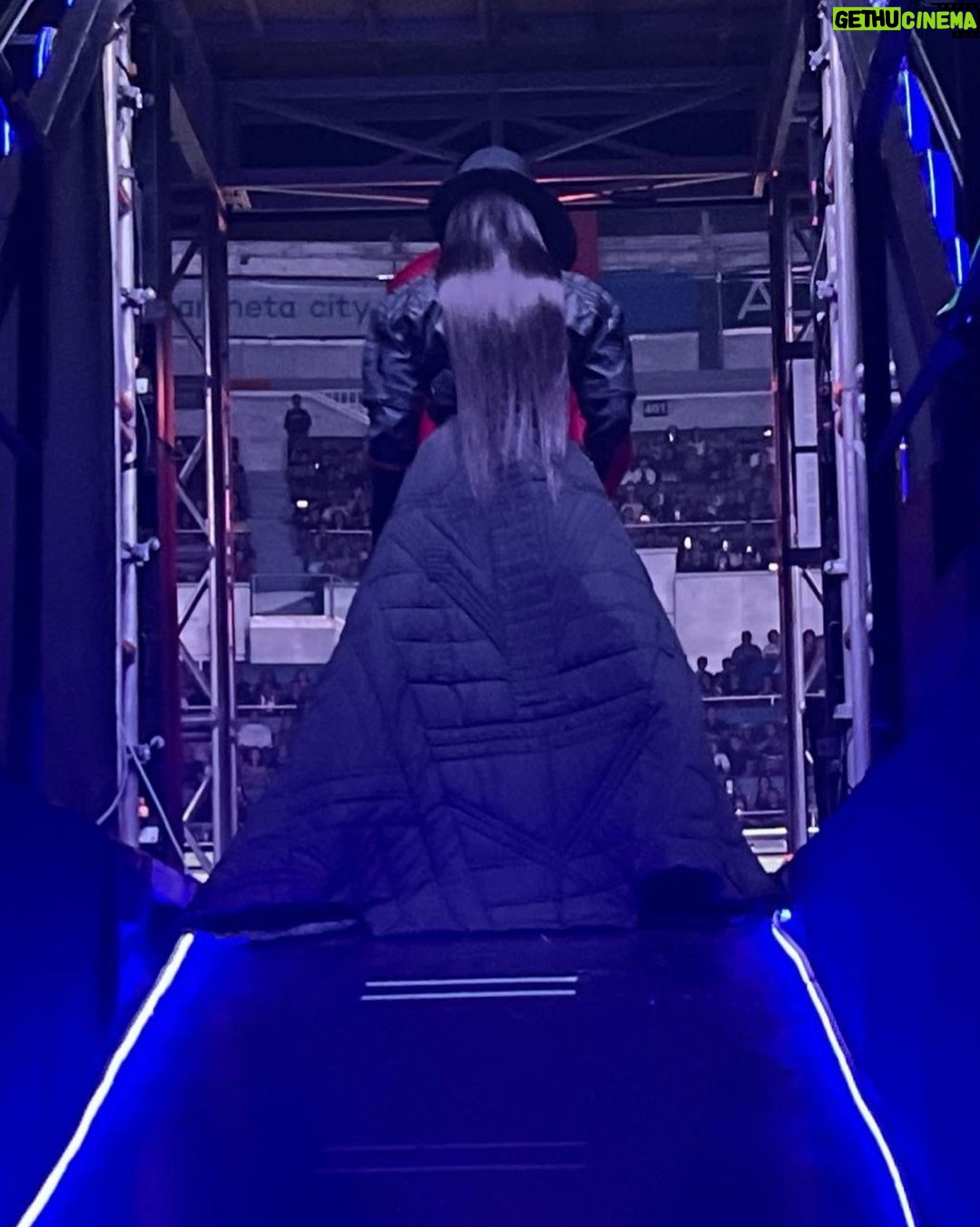 Janet Jackson Instagram - Hawaii, Philippines, & Japan we had an incredible time these past few weeks. Thank you for making it so special. A very special thanks to TLC; wishing you the best always. I love you ♥️ …Next stop Bahamas! @officialtlc 📸 & Makeup: @prestonmakeup Hair: @cassidyblaine90046hair