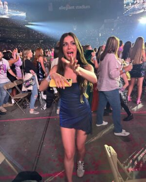 Jason Nash Instagram - Amazing show last night. 3 plus hours! I felt like Taylor had moved in with us at one point. But we were so happy! Thank  you Tay Tay!