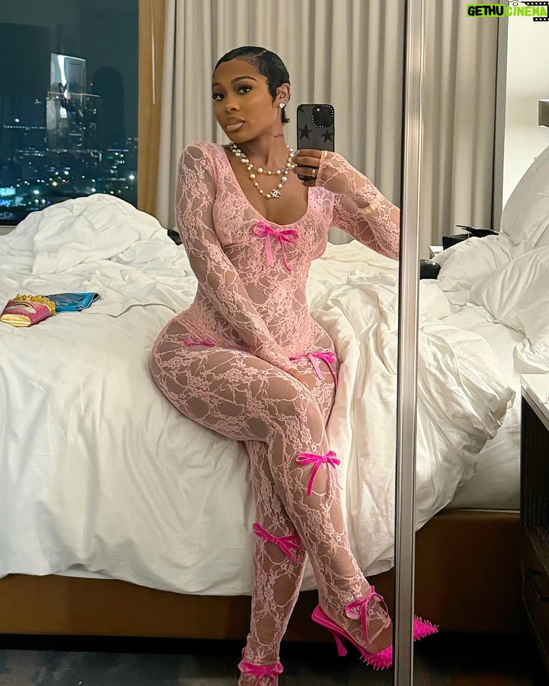 Jayda Cheaves Instagram - Feeling like Yoncé these b!tc#e$ on MUTE 🎀 Houston, Texas