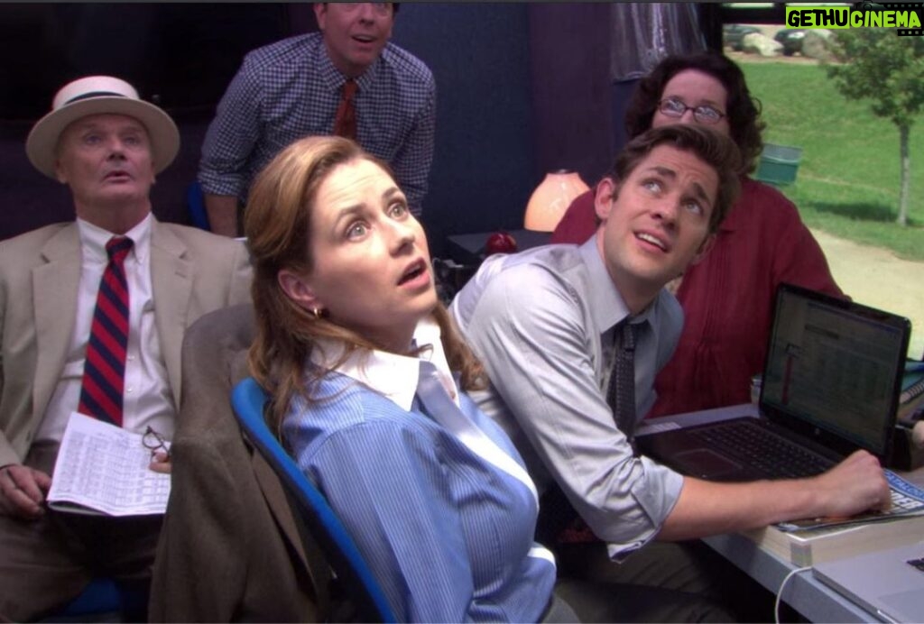 Jenna Fischer Instagram - Is this the moment I saved everyone’s life on Work Bus (aka Death Bus) with my super sensitive nose? Listen to today’s episode of @officeladiespod and hear how the entire cast of The Office almost died TWICE while making this episode. And how my nose saved the day! Listen wherever you get your podcasts. #lavernespiestiresfixedalso 🚐🥧🛞